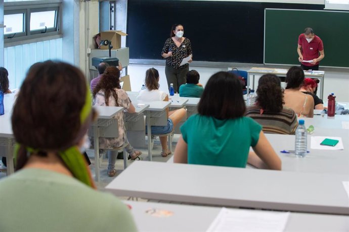 Archivo - Varios opositores en una imagen de archivo