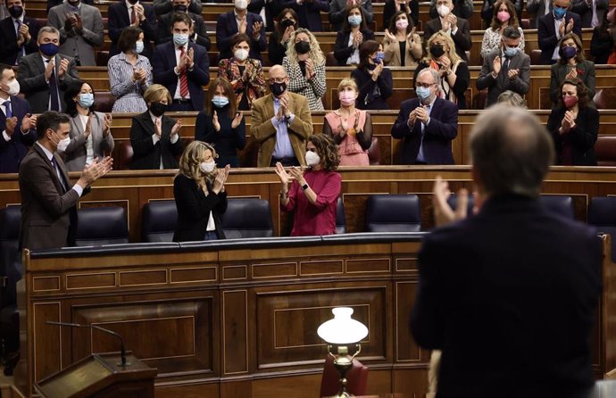 (I-D) El presidente del Gobierno, Pedro Sánchez; la vicepresidenta segunda del Gobierno y ministra de Trabajo y Economía Social, Yolanda Díaz; y la ministra de Hacienda, María Jesús Montero, aplauden en una sesión plenaria en el Congreso 