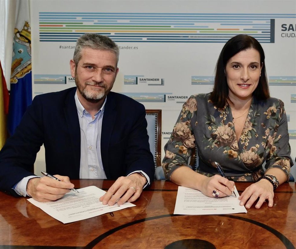 Archivo - La alcaldesa de Santander, Gema Igual (PP), y Javier Ceruti, portavoz de Cs en el Ayuntamiento, en una foto de archivo