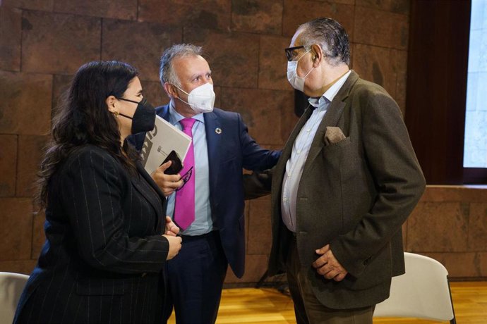 El presidente del Gobierno de Canarias, Ángel Víctor Torres (c), junto a la presidencia de la Fecam, Mari Brito, y el presidente de CEOE-Tenerife, José Carlos Francisco, en la reunión de la comisión de seguimiento del Plan Reactiva