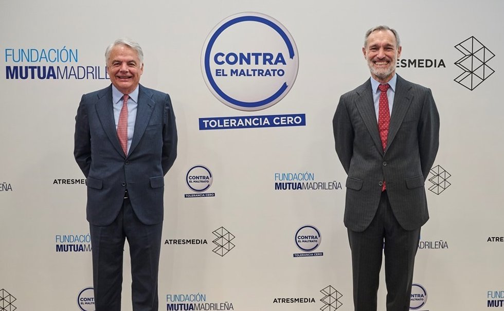 El presidente del Grupo Mutua Madrileña y su fundación, Ignacio Garralda, y el consejero delegado de Atresmedia, Silvio González, firman la ampliación del acuerdo de colaboración de Contra el maltrato, Tolerancia Cero