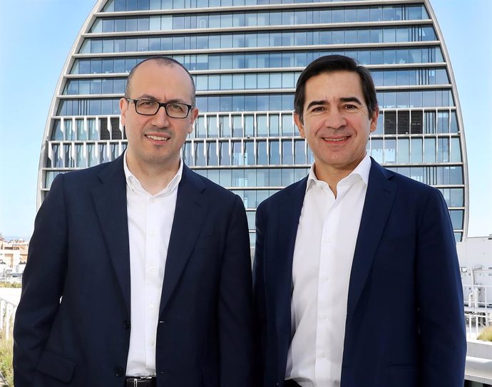 El consejero delegado de BBVA, Onur Gen, y el presidente del banco, Carlos Torres Vila, frente al edifico sede de BBVA en Madrid.
