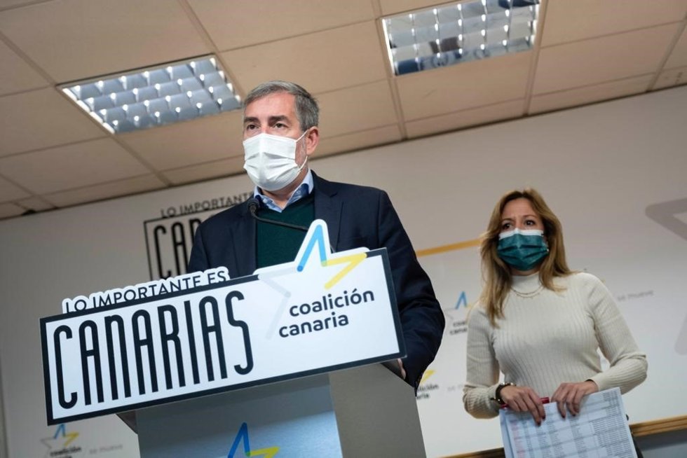 El secretario general nacional de Coalición Canaria-PNC, Fernando Clavijo, y la portavoz de Hacienda y Economía de CC-PNC, Rosa Dávila