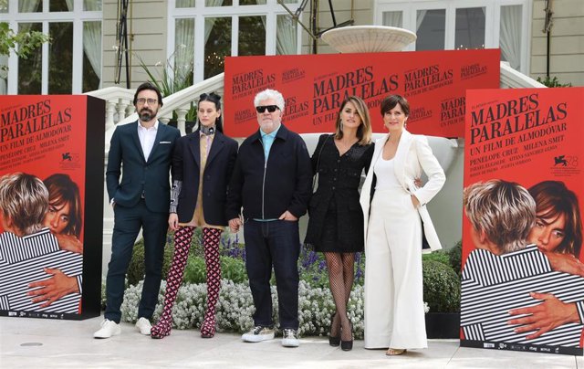 Archivo - Pedro Almodóvar y los protagonistas de 'Madres paralelas' en la presentación de la película en Madrid el pasado mes de octubre