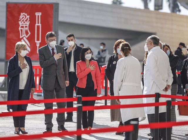 El presidente de la Generalitat Valenciana, Ximo Puig y la ministra de Sanidad , Carolina Darias, visitan el centro de vacunación CACSA, instalado en el Museo Príncipe Felipe de la Ciudad de las Artes y las Ciencias, a 3 de febrero de 2022, en Valencia