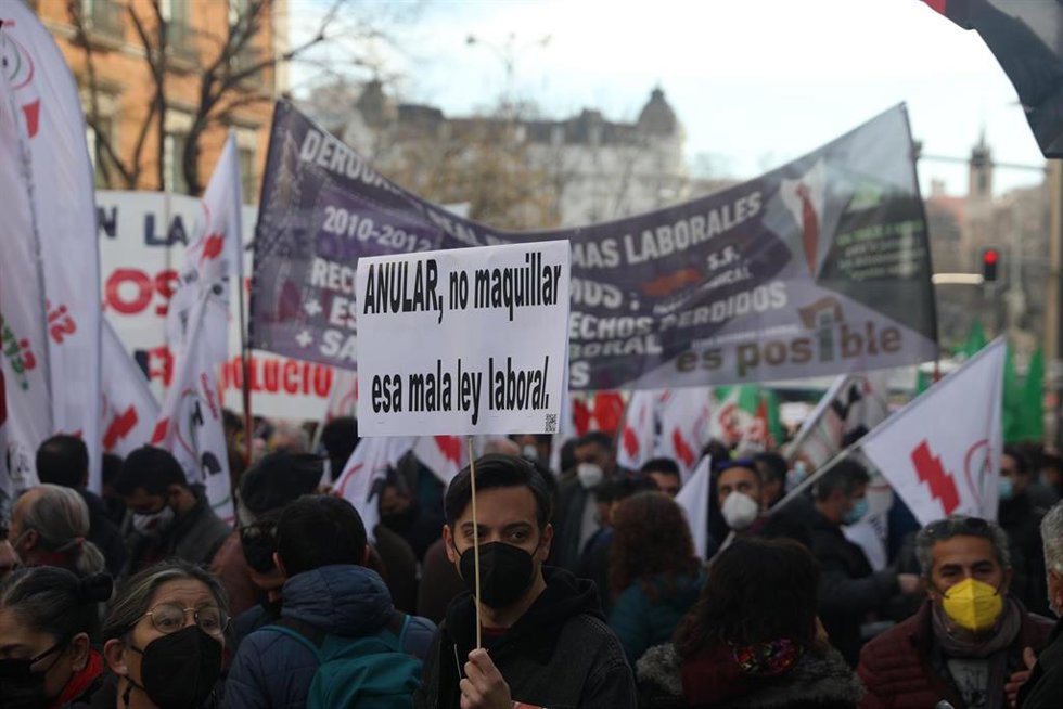Un manifestante con una pancarta frente al Congreso