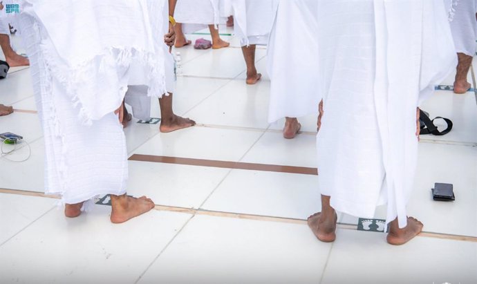 Archivo - 30 December 2021, Saudi Arabia, Mecca: Muslims maintain their social distancing while praying around the Kaaba, Islam's holiest shrine, at the Grand Mosque in Mecca. The General Presidency for the Affairs of the Two Holy Mosques today reinstat