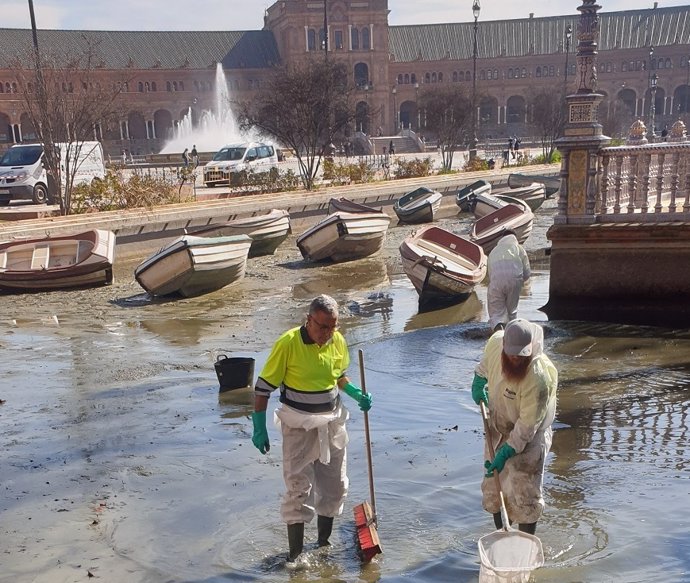 Operarios llevan a cabo tareas de la limpieza en la ría de la Plaza de España.