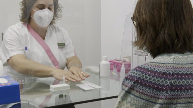 Farmàcies valencianes comencen a notificar a la Conselleria de Sanitat els positius en els test d'antígens