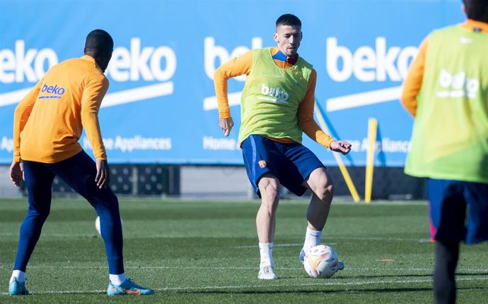 El blaugrana Clément Lenglet (centro) en un entrenamiento con el FC Barcelona en febrero de 2022