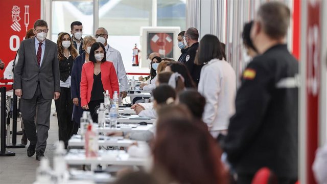 El presidente de la Generalitat Valenciana, Ximo Puig y la ministra de Sanidad , Carolina Darias, visitan el centro de vacunación CACSA, instalado en el Museo Príncipe Felipe de la Ciudad de las Artes y las Ciencias, a 3 de febrero de 2022, en Valencia