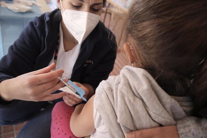 Una niña recibe la vacuna contra el Covid-19.