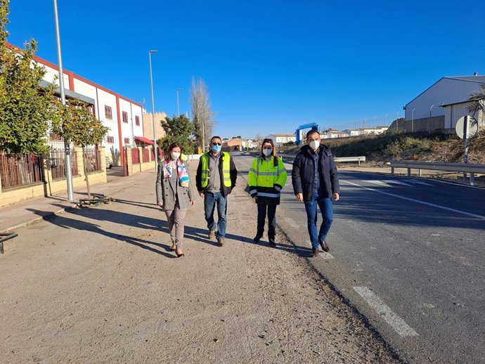 Casanueva (izda.) camina junto a la carretera en la que ha intervenido la Junta en Cañete de las Torres.