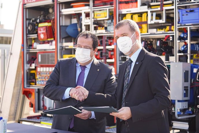 El conseller de Interior, Joan Ignasi Elena, y el presidente de la Autoridad Portuaria de Tarragona, Josep M. Cruset