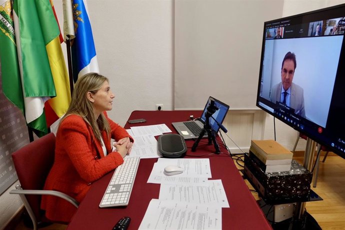 La primera teniente alcalde de Economía, Presidencia y Relaciones Institucionales, María Villadeamigo, durante su intervención en las jornadas de la FAMP.