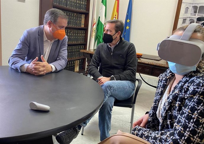 José Luis Delgado en su visita a Vélez Blanco para mostrar la recreación de monumentos en 3D