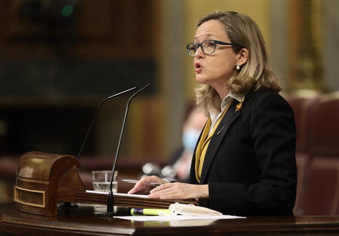 La vicepresidenta primera del Gobierno y ministra de Asuntos Económicos y Transformación Digital, Nadia Calviño, interviene en una sesión plenaria en el Congreso de los Diputados, a 3 de febrero de 2022, en Madrid (España). 