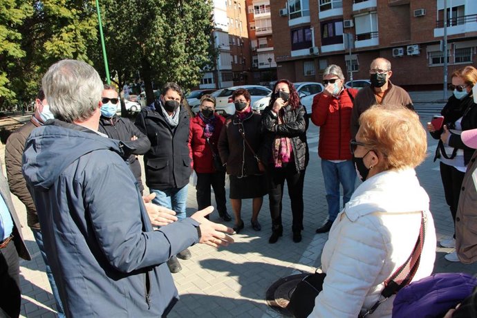 Reunión de Encarnación Aguilar con vecinos de Triana acerca del nuevo bulevar de Ronda de Tejares.