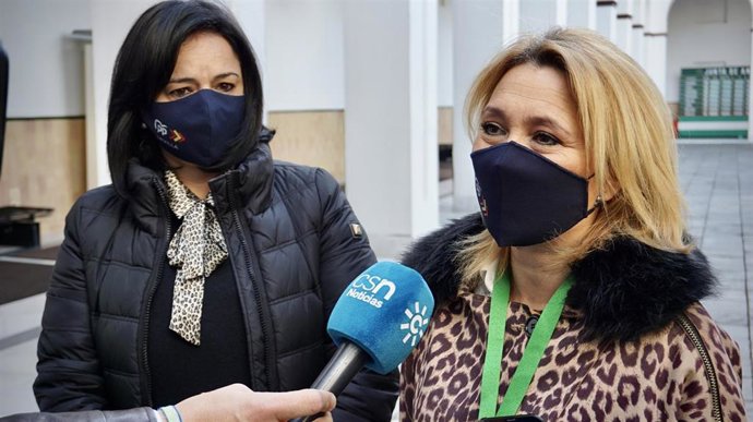 La presidenta del PP de Sevilla, Virgina Pérez, y la portavoz del PP en Espartinas, María Helena Romero.