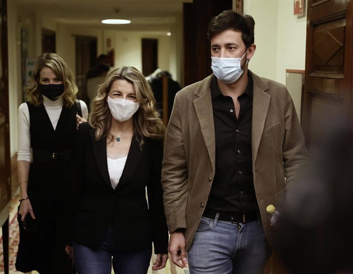 La vicepresidenta segunda del Gobierno y ministra de Trabajo y Economía Social, Yolanda Díaz, y el diputado de Unidas Podemos, Antonio Gómez-Reino Varela, en el Congreso de los Diputados, a 3 de febrero de 2022, en Madrid (España).