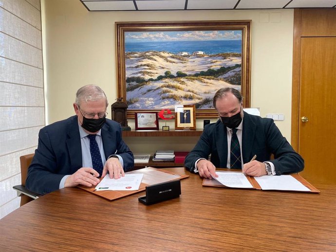 Francisco Vélez y José Luis García-Palacios firman el convenio de colaboración.