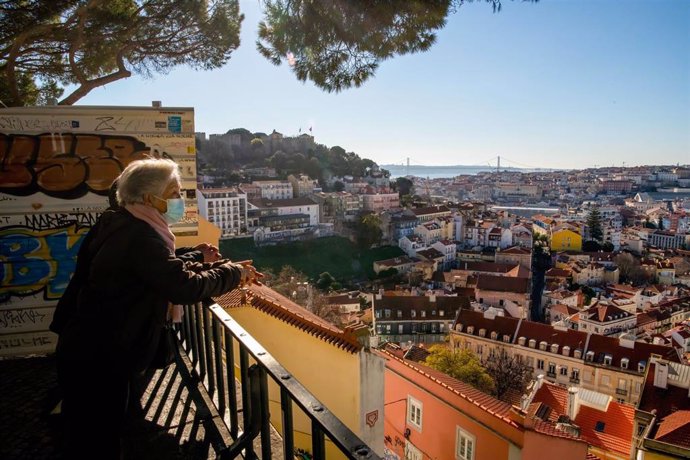 Una mujer se asoma a un mirador en Lisboa