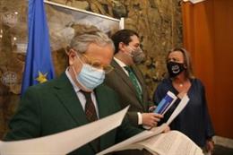 El teniente de alcalde delegado de Hacienda, Salvador Fuentes; el alcalde, José María Bellido, y la primera teniente de alcalde y delegada de Turismo, Isabel Albás.