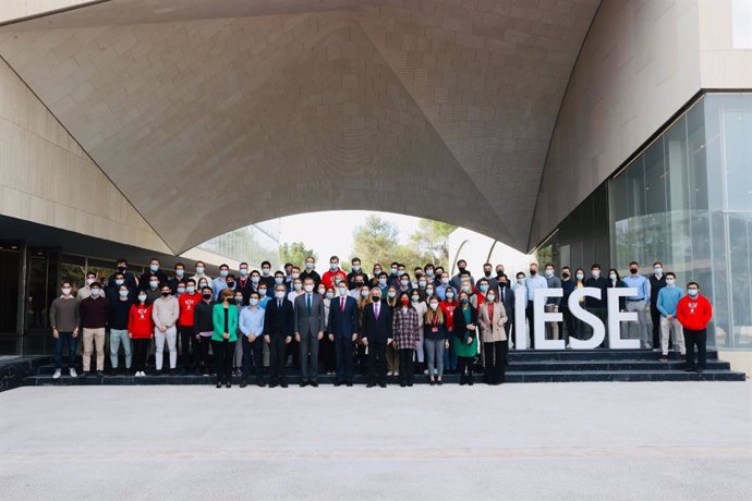 Fotografía de grupo del Rey junto a los alumnos del Executive MBA 2023 en su visita a la ampliación del Campus IESE.