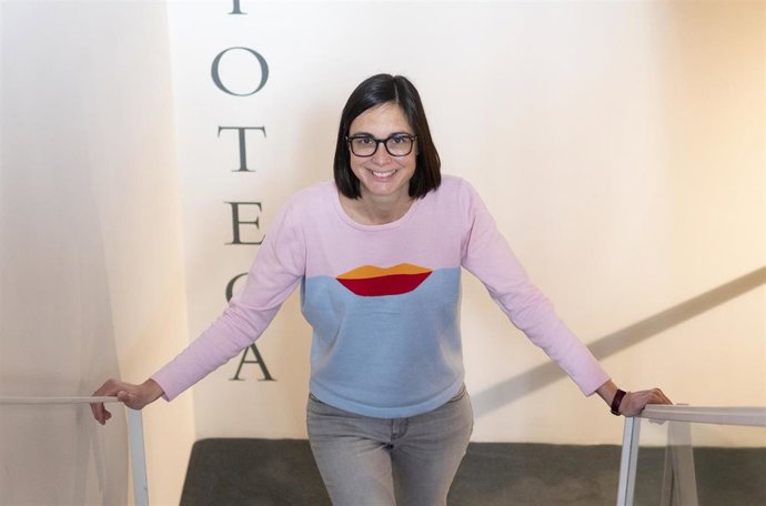 La escritora Inés Martín Rodrigo posa tras una entrevista con Europa Press, en el Hotel de las Letras