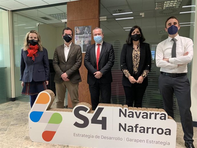 El consejero de Desarrollo Económico y Empresarial, Mikel Irujo, junto con el presidente de ENERCLUSTER, Joaquín Ancín (2 y 3 por la izquierda)