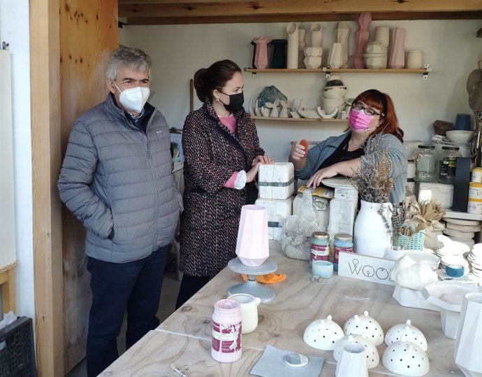 La directora general de Desarrollo Rural y Agroalimentación, Begoña López, visita la cerámica Woodic