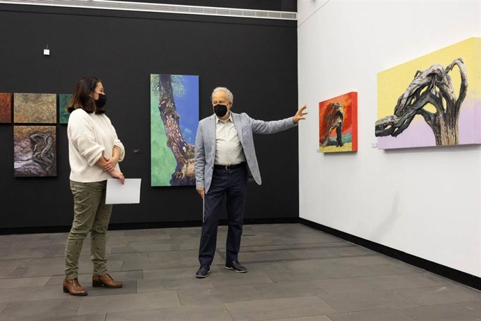 La consejera de Museos del Cabildo de Tenerife, Concepción Rivero, y el artista Facundo Fierro en la presentación de la exposición 'Piel de la isla'