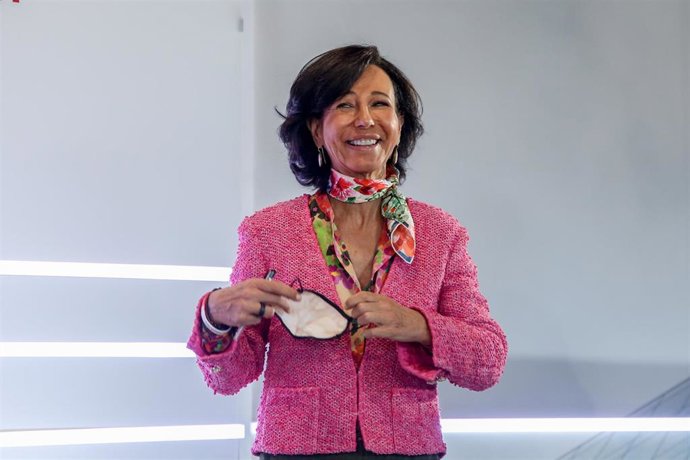 La presidenta del Grupo Santander, Ana Botín, a su llegada a una rueda de prensa para presentar los resultados de la entidad en 2021, a 2 de febrero de 2022, en Boadilla del Monte, Madrid (España).