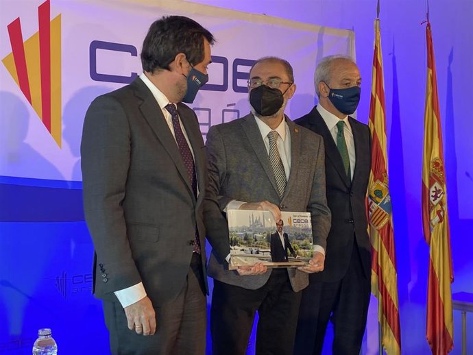 El presidente del Gobierno de Aragón, Javier Lambán, con Ricardo Mur y Miguel Marzo (CEOE).