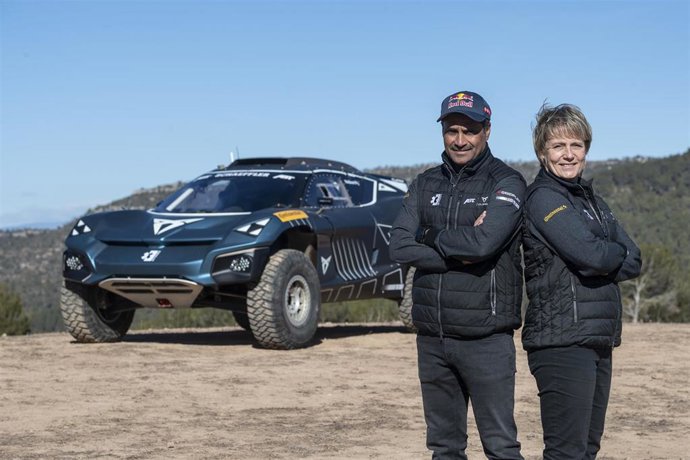 Nasser Al-Attiyah y Jutta Kleinshcmidt, dos ganadores del Rally Dakar en el equipo CUPRA ABT XE para la Extreme E 2022