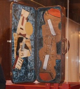 Archivo - Obra atribuida a Picasso 'Estuche para dos violines'.