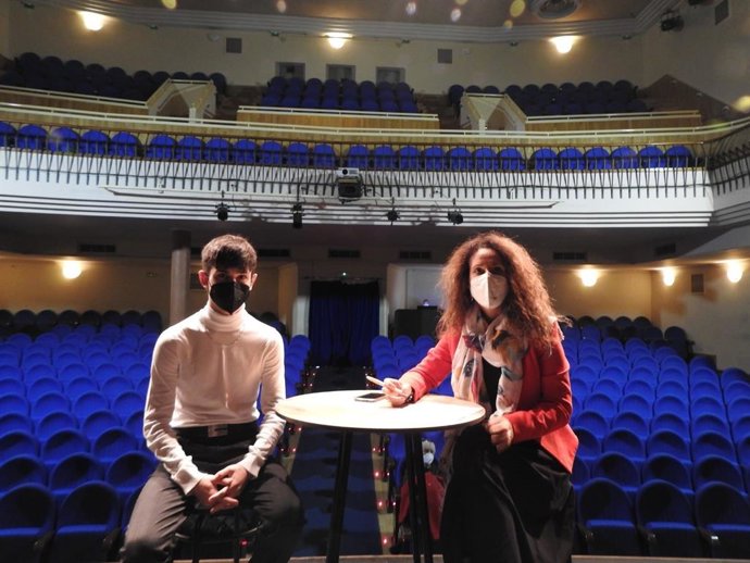La delegada de Juventud del Ayuntamiento de Alcalá de Guadaíra, Rosa Carro (Cs), y Carlos Hernández, organizador del evento.