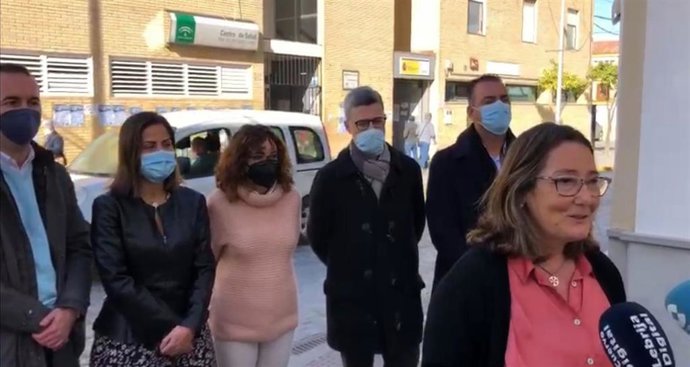 Visita de la delegada Regina Serrano al centro de salud de Lebrija.
