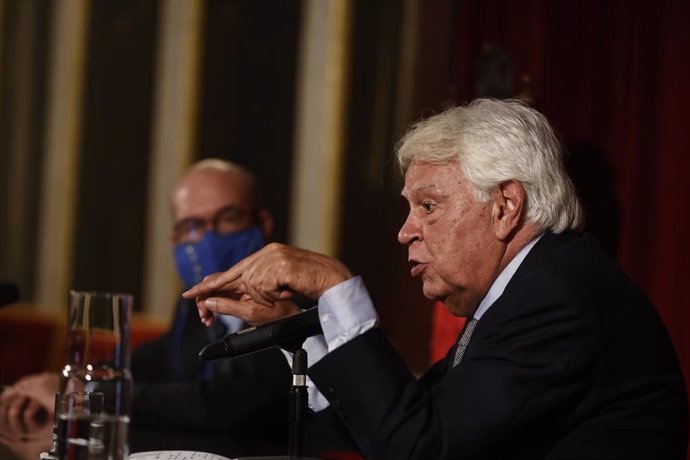Archivo - El expresidente del Gobierno Felipe González ofrece una conferencia magistral sobre el futuro de Europa, en el Paraninfo La Nau de la Universitat de Valencia, a 15 de diciembre de 2021, en Valencia, Comunidad Valenciana (España). Durante su in