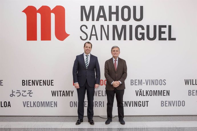 El director general de la Unidad de Negocio España de Mahou San Miguel, Peio Arbeloa, y el presidente de Paradores, Pedro Saura