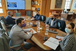 La consejera de Ciencia, Universidad y Sociedad del Conocimiento, Maru Díaz, en la reunión con el coordinador del proyecto PVAI ('Puesta en valor de las áreas industriales'), Carlos Marquino.,