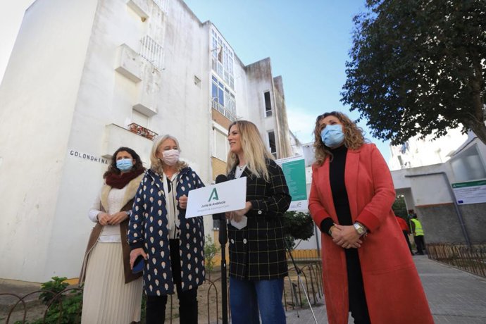 La delegada de la Junta de Andalucía en la provincia de Cádiz, Ana Mestre, durante su visita a las obras de rehabilitación residencial en Sanlúcar de Barrameda.