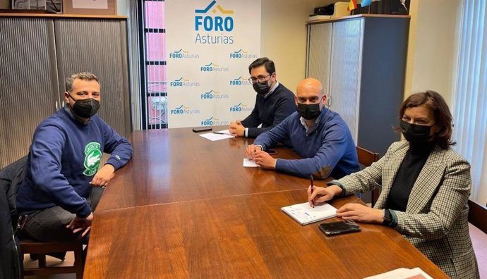 Reunión del portavoz de Foro Asturias en gijón, Jesús Martínez Salvador, y otros representantes del partico, con Yvan Pozuelo, el profesor de francés inhabilitado por la Consejería de Educación por dar sobresalientes a todos sus alumnos del IES Laboral