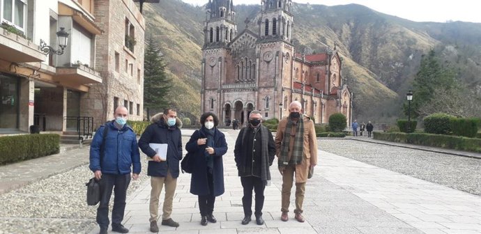 El director general de Cultura y Patrimonio, Pablo León; el alcalde de Cangas de Onís, José Manuel González; la consejera de Cultura, Berta Piñán; el abad de Covadonga, Adolfo Mariño, y el director del Ridea, Ramón Rodríguez.