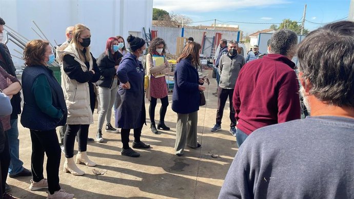 Momentos del desalojo de la nave de Los Lugares