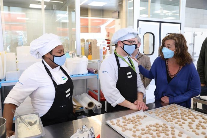 La presidenta del Govern, Francina Armengol, visita el Caf Esment de Inca.