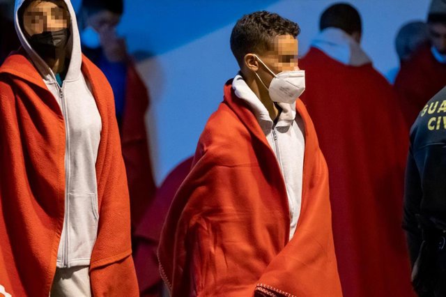 Archivo - Dos migrantes menores recién llegados al muelle de Punta Mujeres