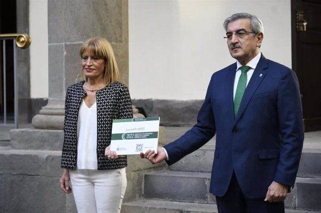Archivo - La vicepresidenta del Parlamento de Canarias, Esther González, recibe de manos del consejero de Hacienda, Román Rodríguez, el proyecto de ley de presupuestos de 2022
