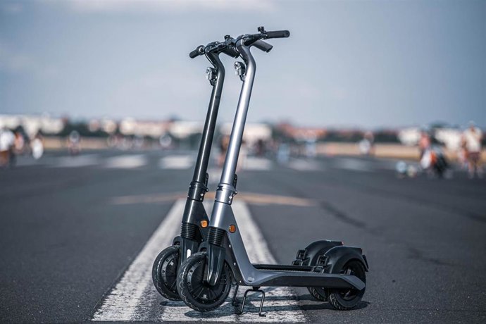 Archivo - Patinetes eléctricos