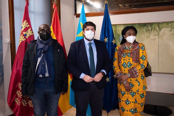 El presidente de la Región de Murcia, Fernando López Miras, junto al ministro de Agricultura de la República Democrática del Congo, Desiré M'zinga Birihanze, y a la embajadora de este país en España, Louise  Nzanga Ramazani